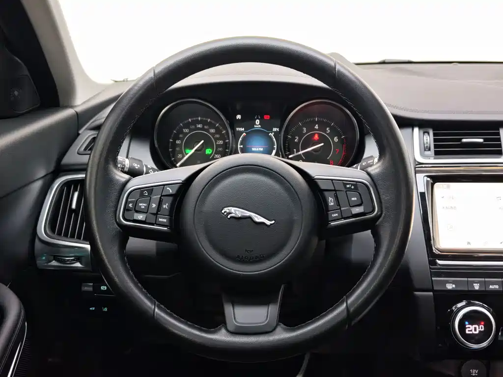 Jaguar E-PACE 2020 — фото 23