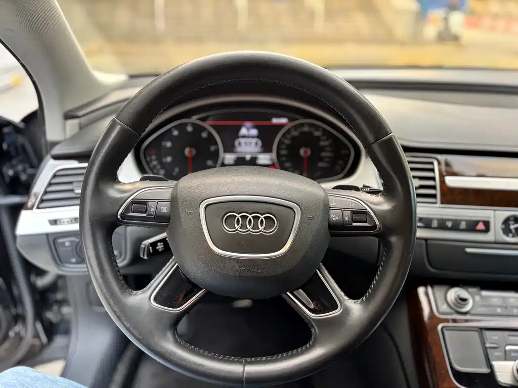 Audi A8 2014 — фото 10