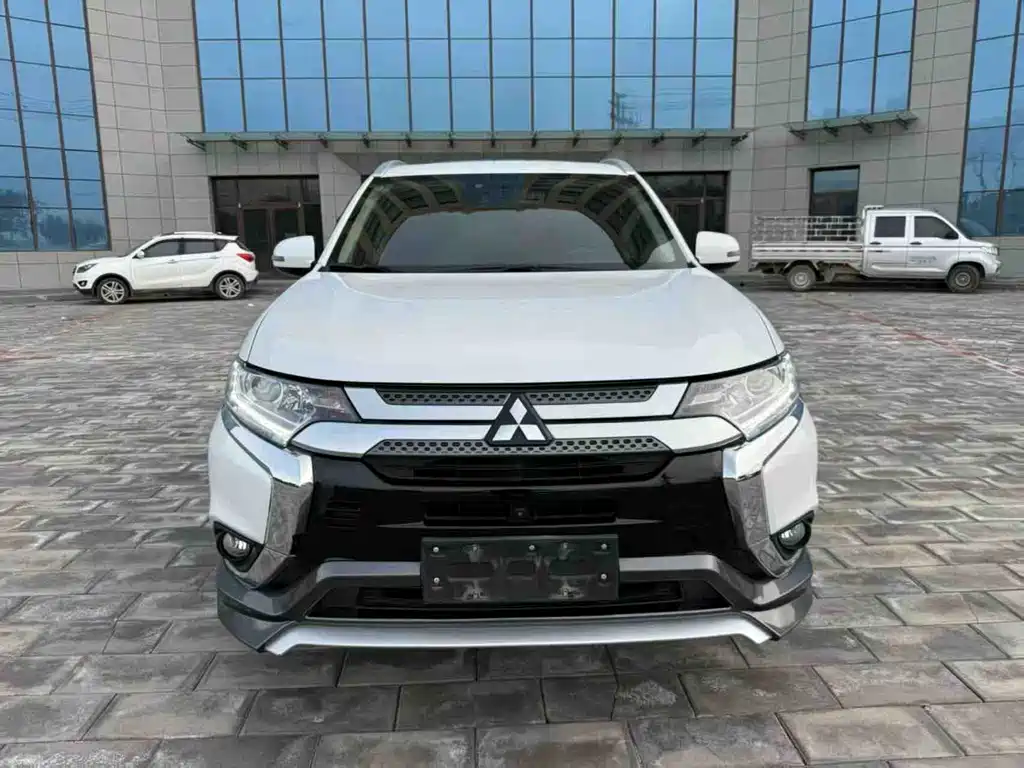 Mitsubishi Outlander 2022 — фото 1