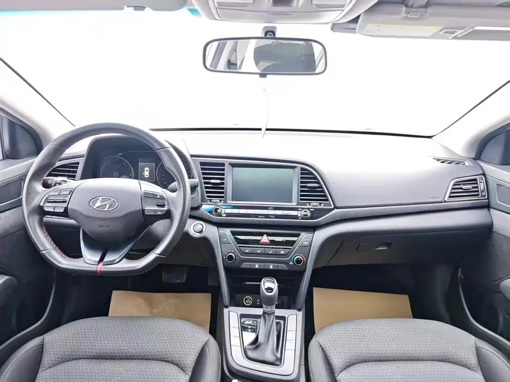 Hyundai Elantra 2018 — фото 9