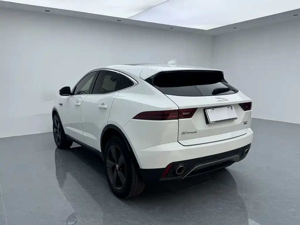 Jaguar E-PACE 2018 — фото 18