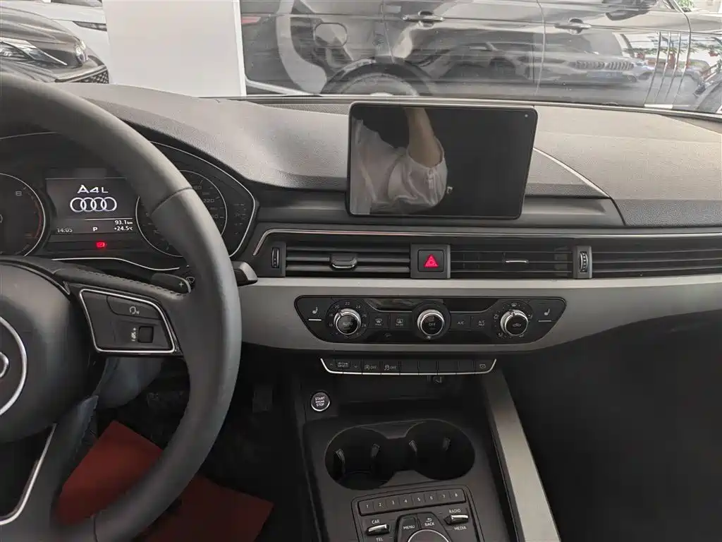 Audi A4L 2017 — фото 20