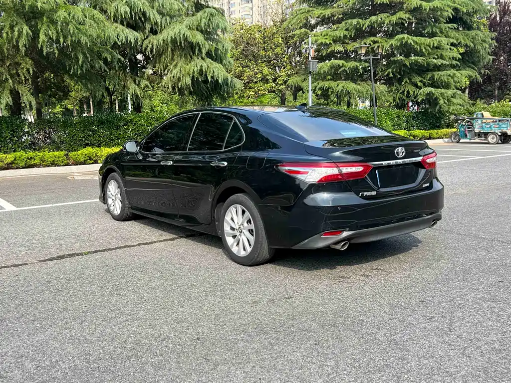 Toyota Camry 2022 — фото 4