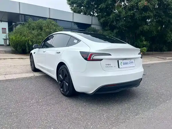 Tesla Model 3 2024