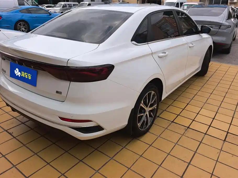 Geely Emgrand 2022