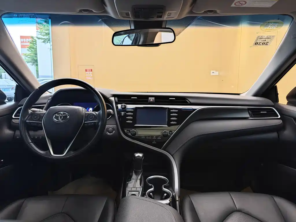 Toyota Camry 2018 — фото 21