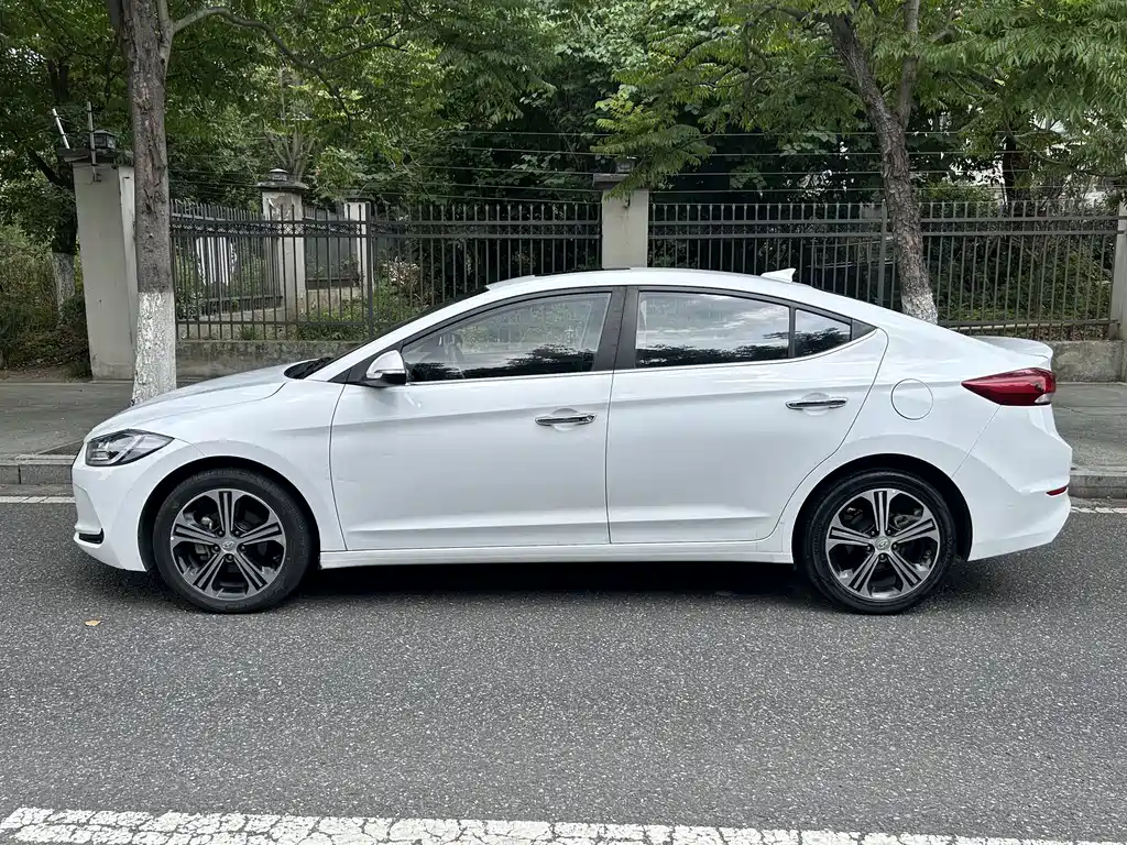 Hyundai Elantra 2019 — фото 8