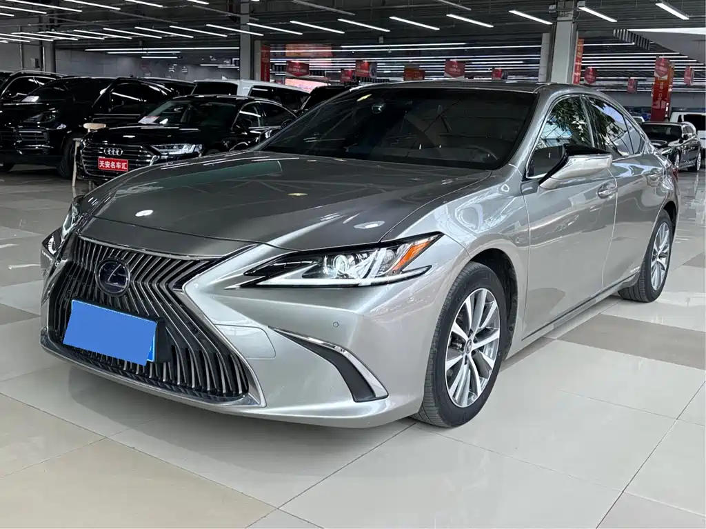 Lexus ES 2020 — фото 1