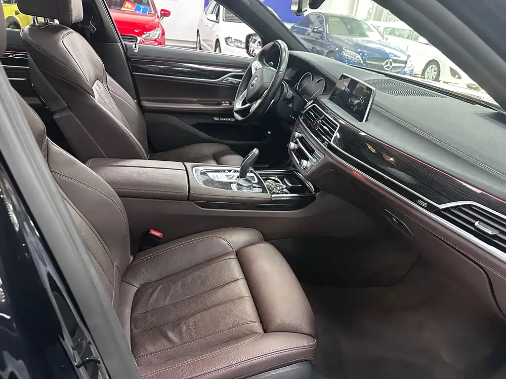 BMW 7 Series 2018 — фото 6