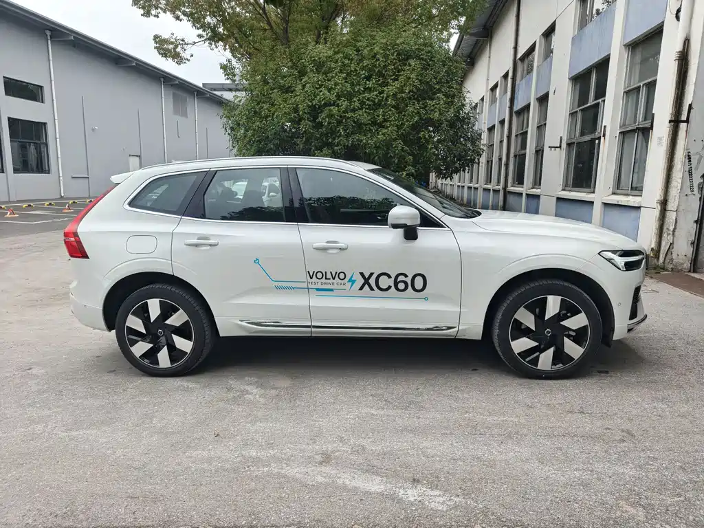 Volvo XC60 PHEV 2024 — фото 11