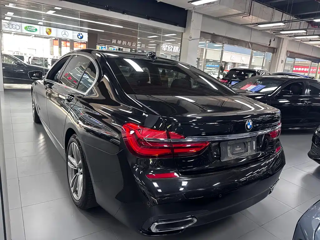 BMW 7 Series 2018 — фото 13