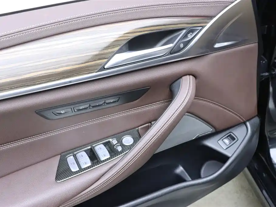 BMW 5 Series 2022 — фото 12