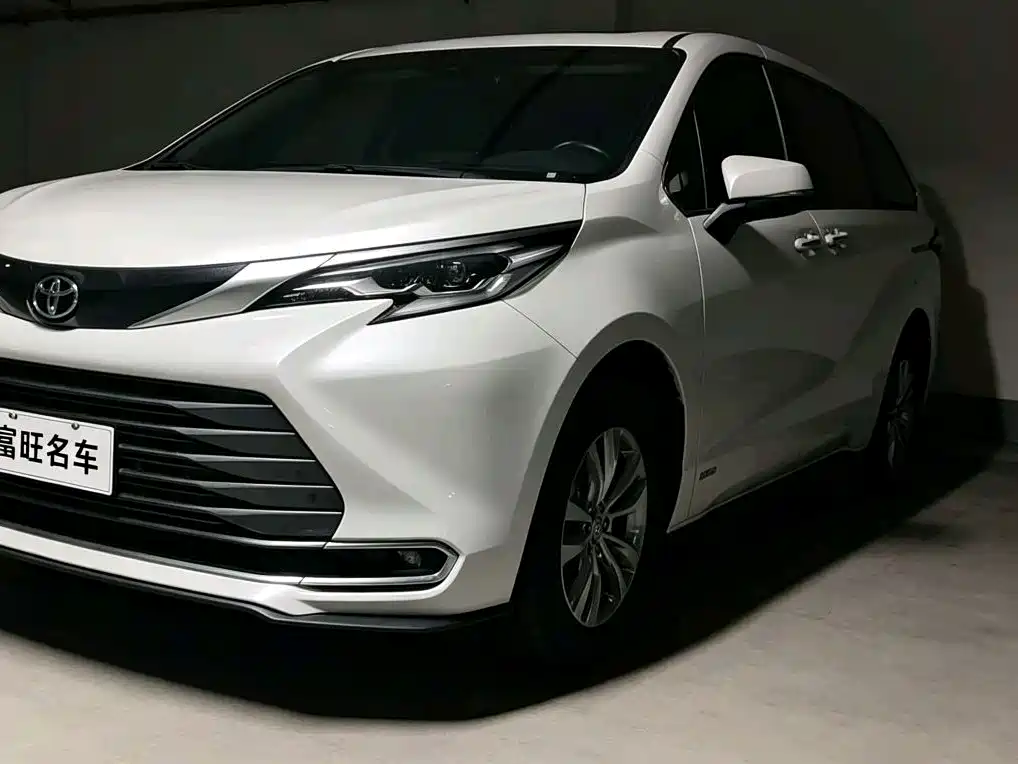 Toyota Sienna 2024 — фото 1