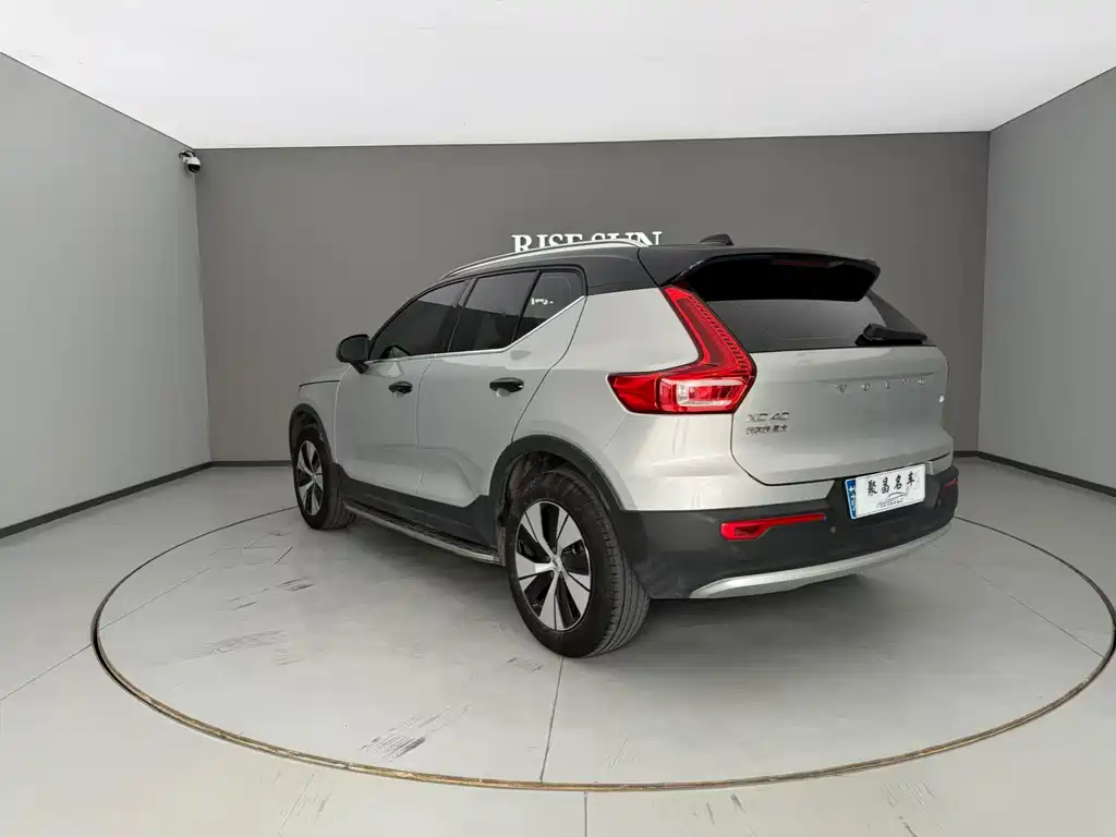 Volvo XC40 2023 — фото 12