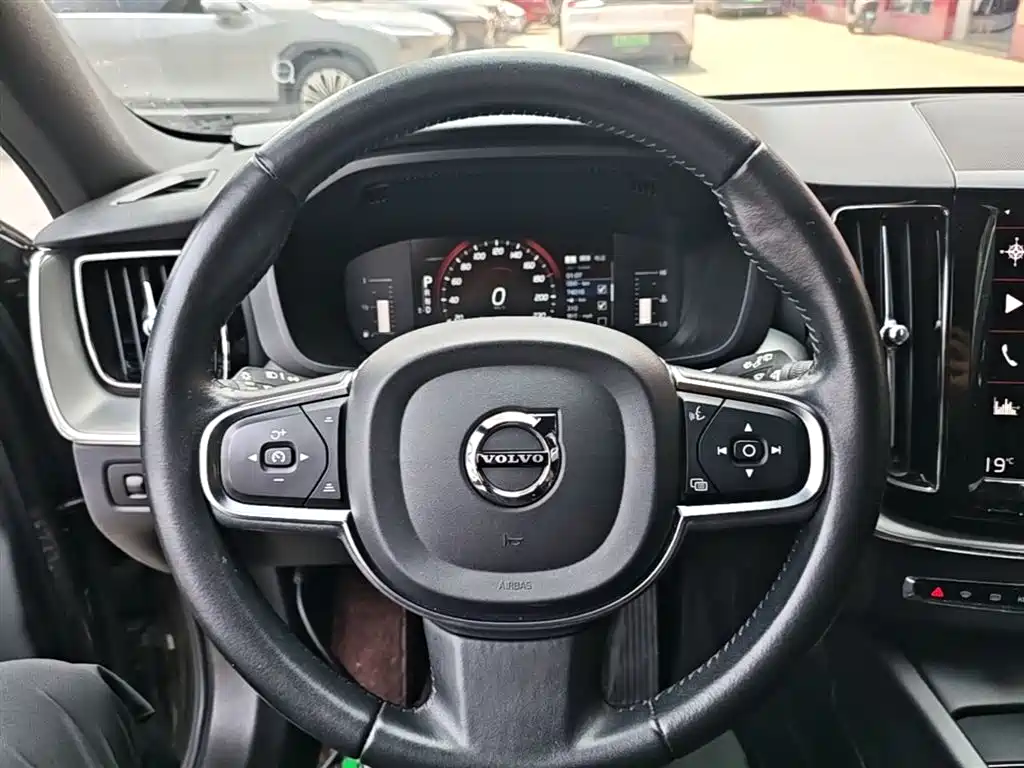 Volvo XC60 2021 — фото 11