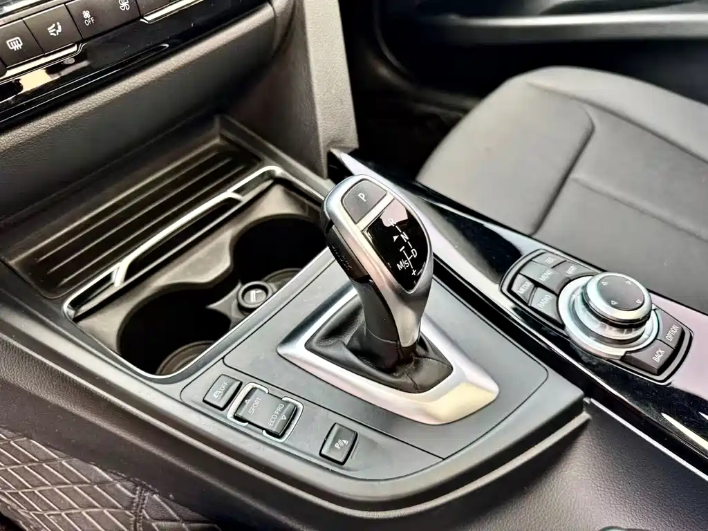 BMW 3 Series 2017 — фото 10