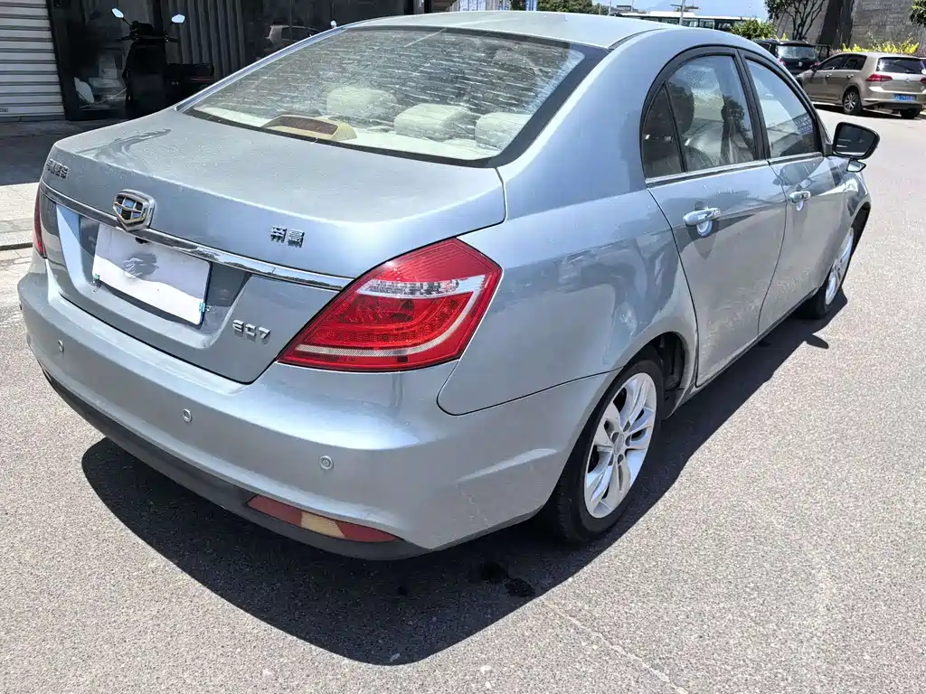 Geely Emgrand 2015 — фото 10