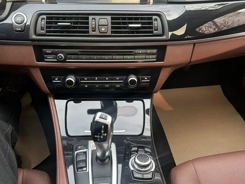 BMW 5 Series 2017 — фото 10