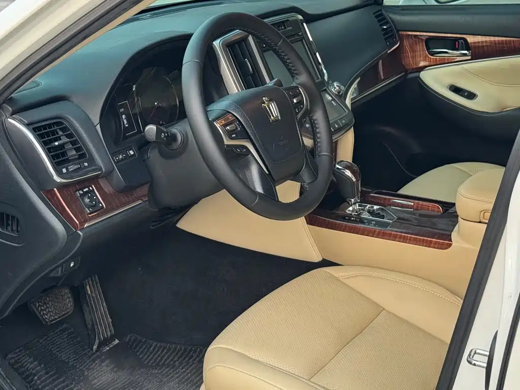 Toyota Crown 2015