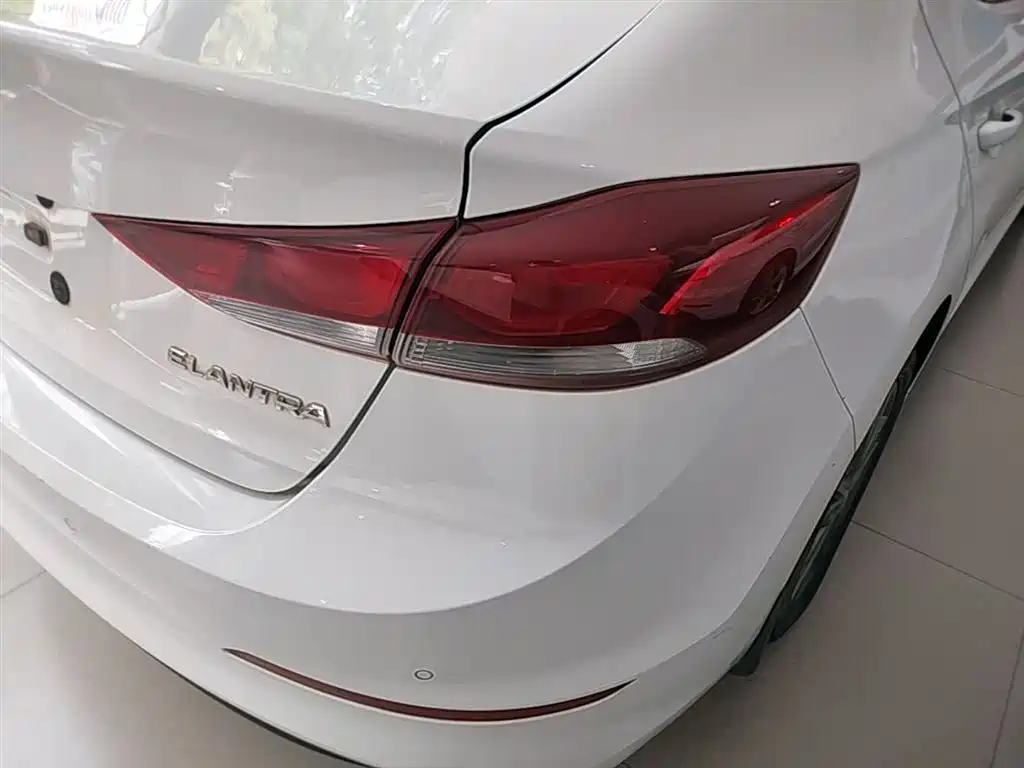 Hyundai Elantra 2017 — фото 8