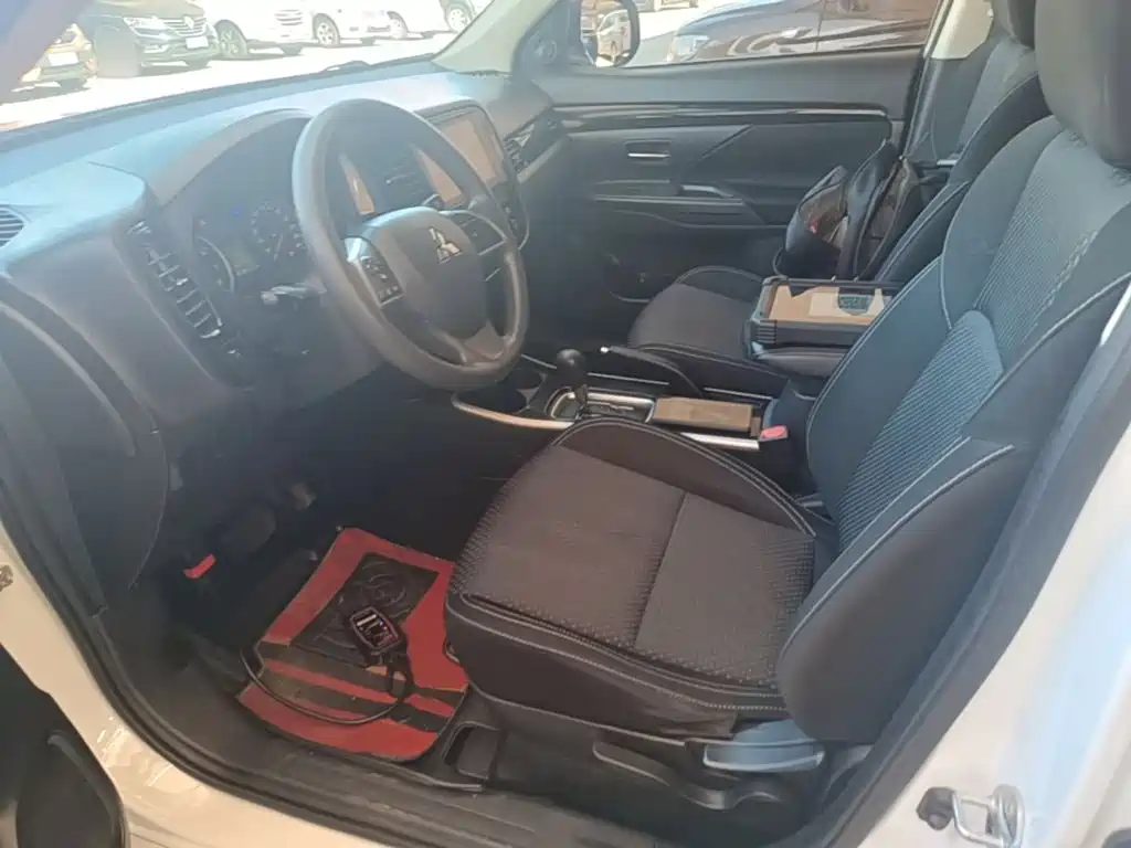 Mitsubishi Outlander 2021 — фото 15