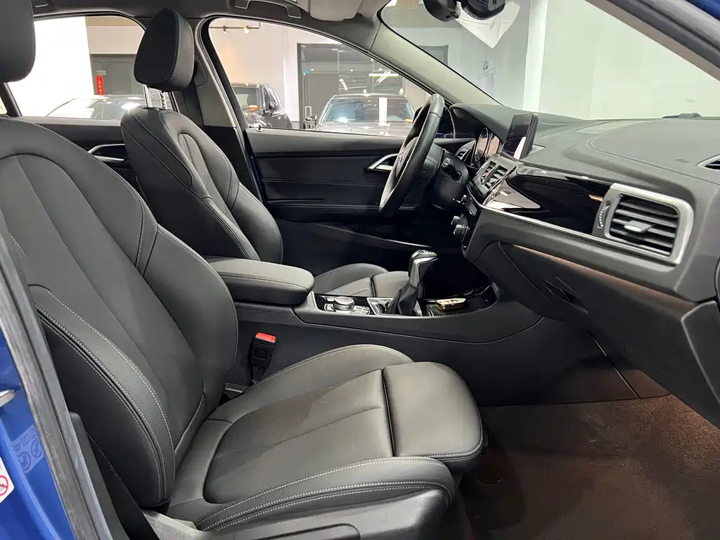 BMW 1 Series 2019 — фото 13