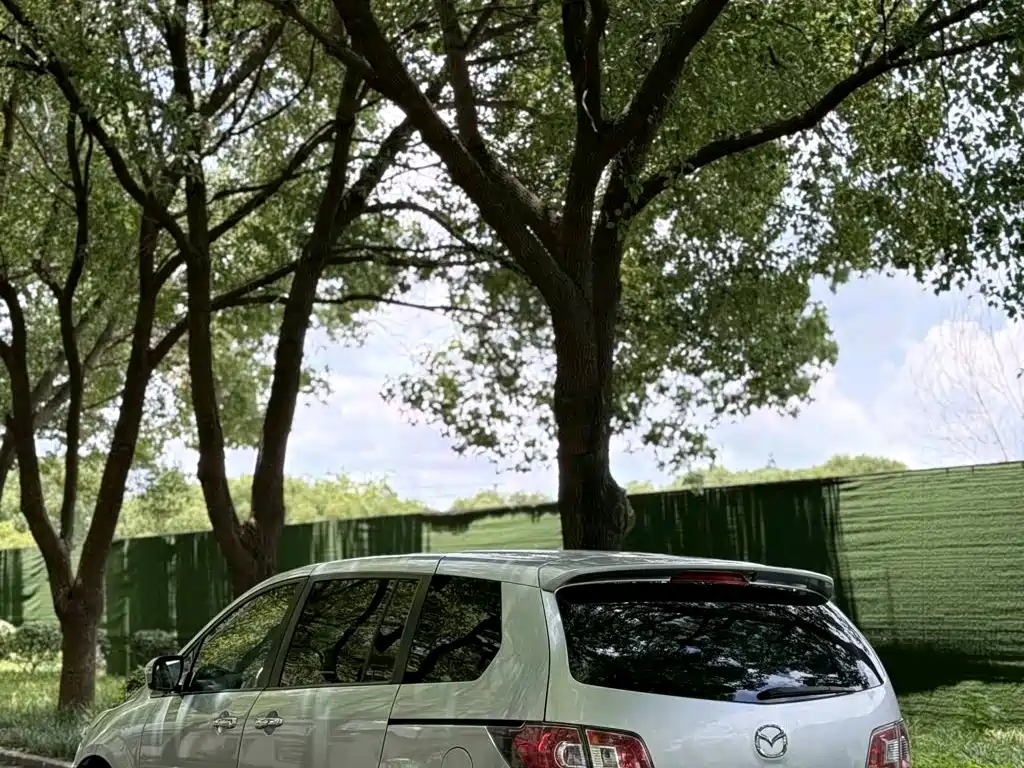 Mazda 8 2011