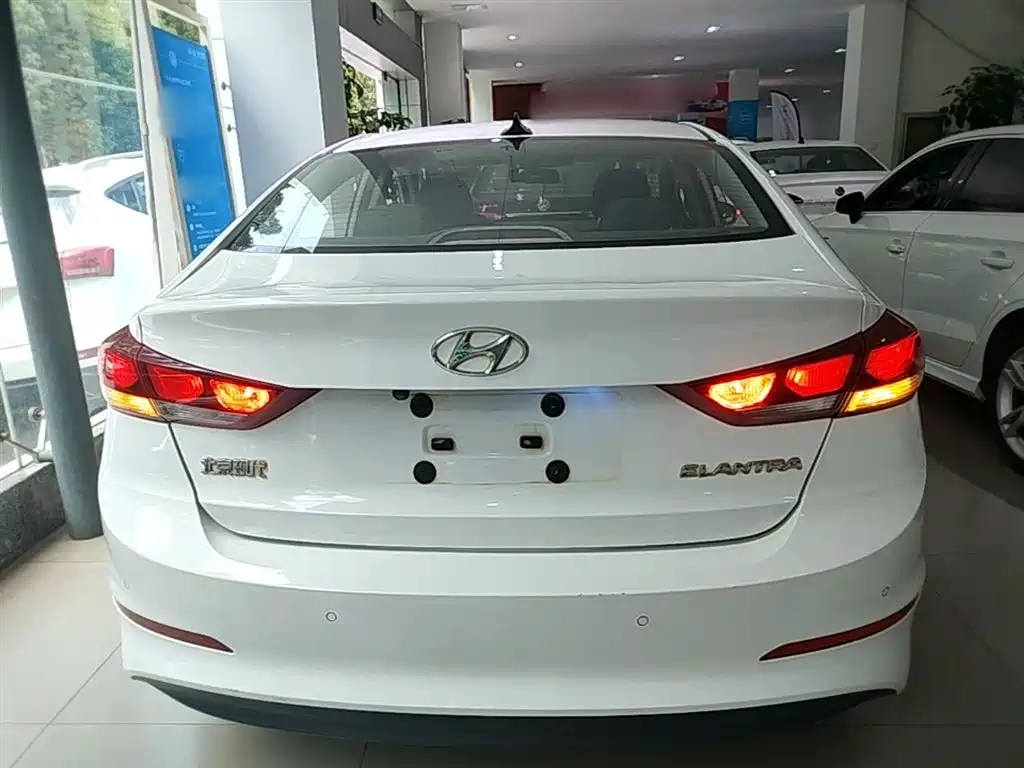 Hyundai Elantra 2017 — фото 6