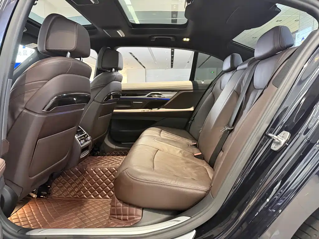 BMW 7 Series 2017 — фото 11