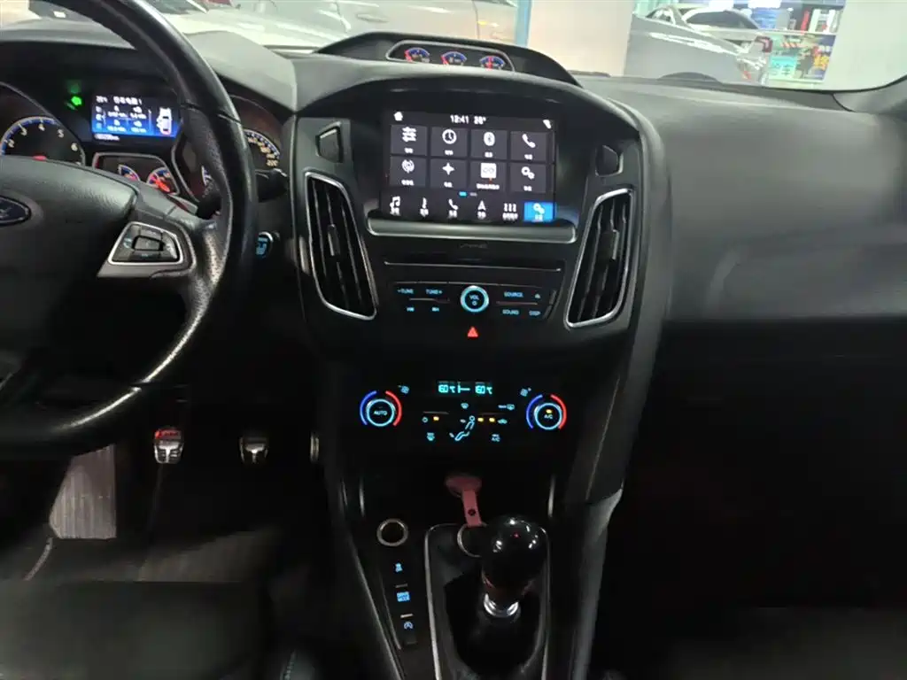 Ford Focus 2018 — фото 13