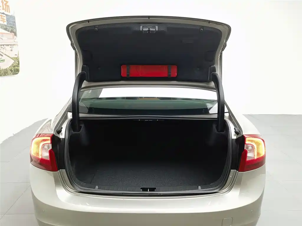 Volvo S60 2015 — фото 16