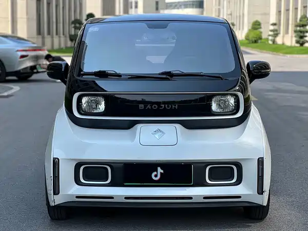 Baojun E300 2021
