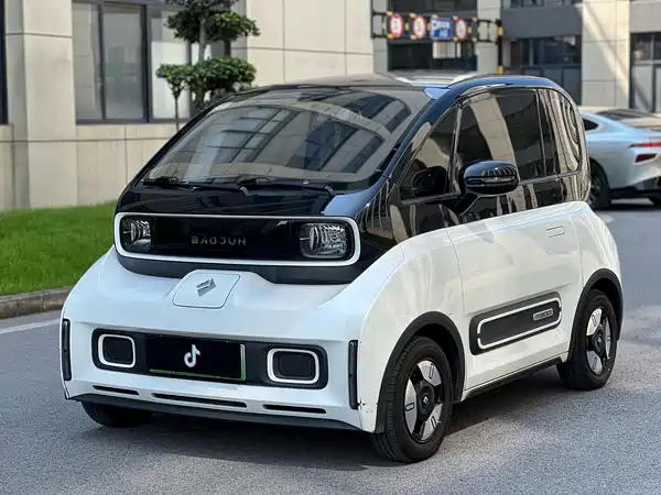 Baojun E300 2021