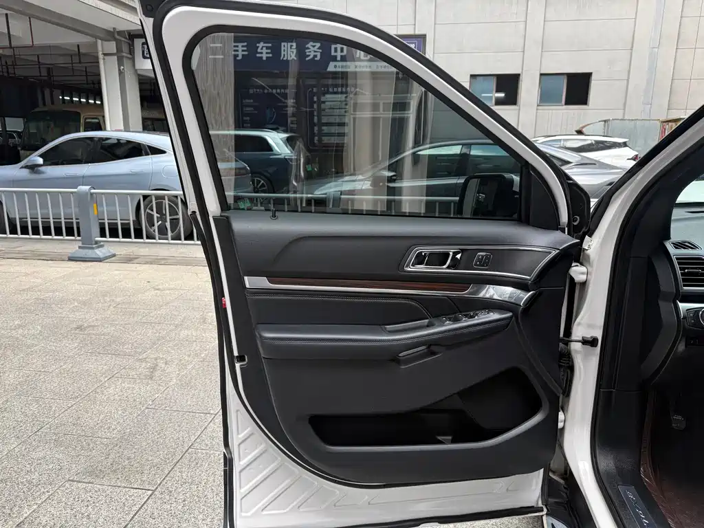 Ford Explorer 2018 — фото 17