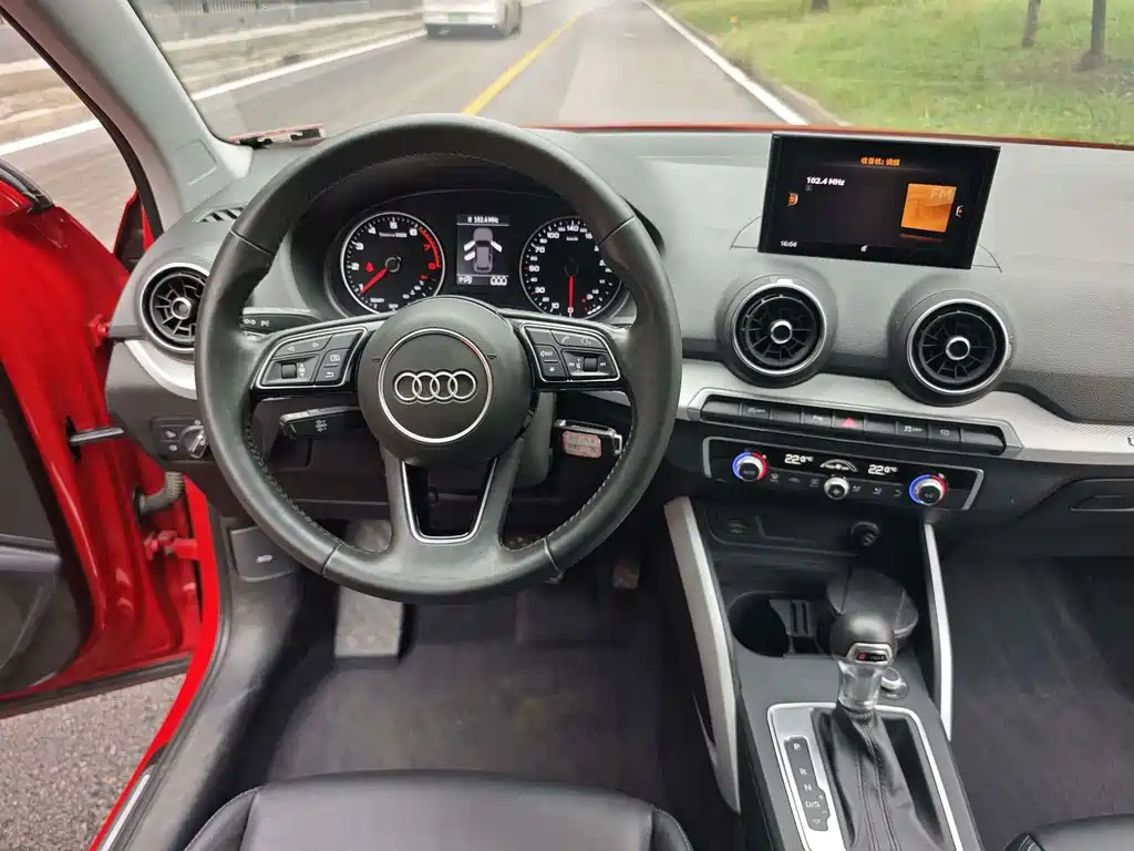 Audi Q2L 2019 — фото 12