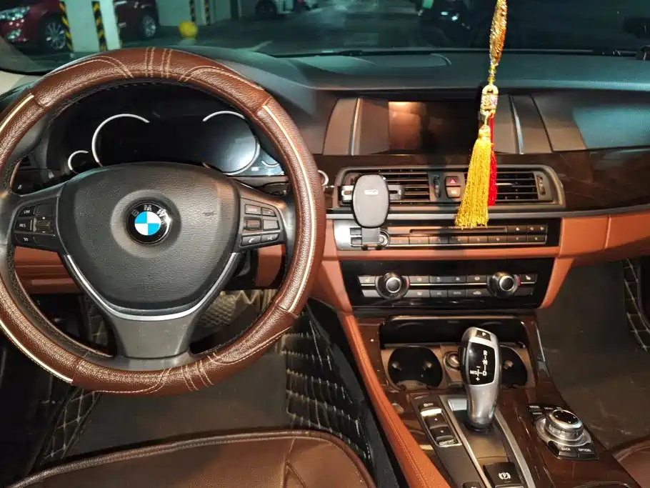 BMW 5 Series 2017 — фото 12