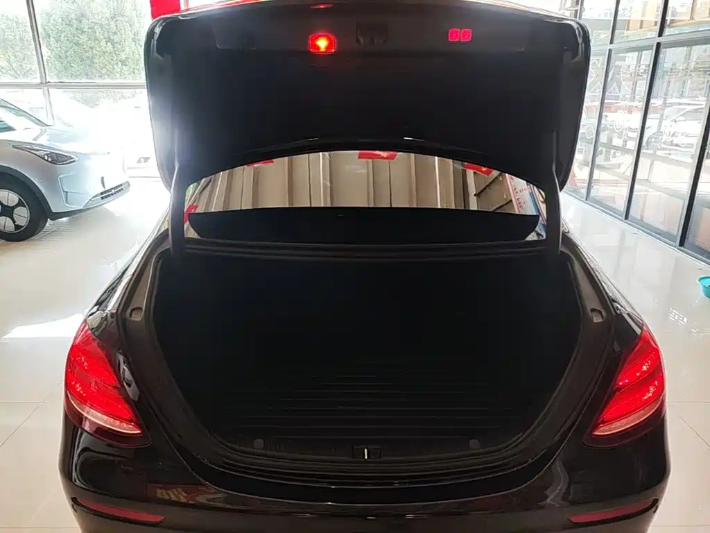 Mercedes-Benz E-Class 2020 — фото 19