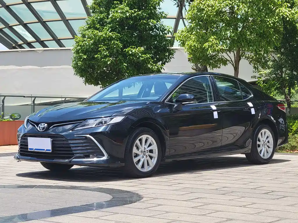 Toyota Camry 2023 — фото 1