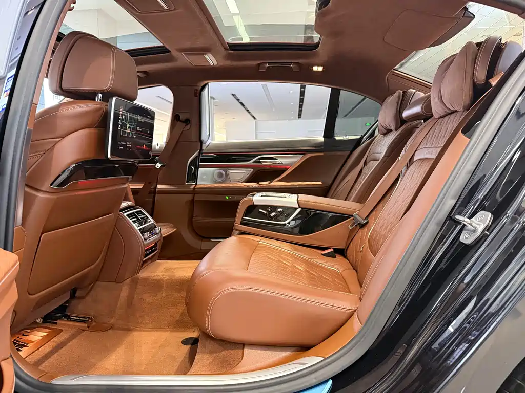 BMW 7 Series 2019 — фото 12