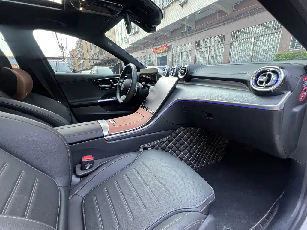 Mercedes-Benz C-Class 2025 — фото 11