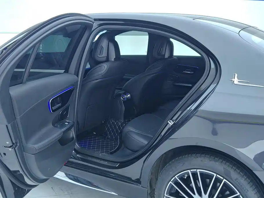 Mercedes-Benz C-Class 2023 — фото 11