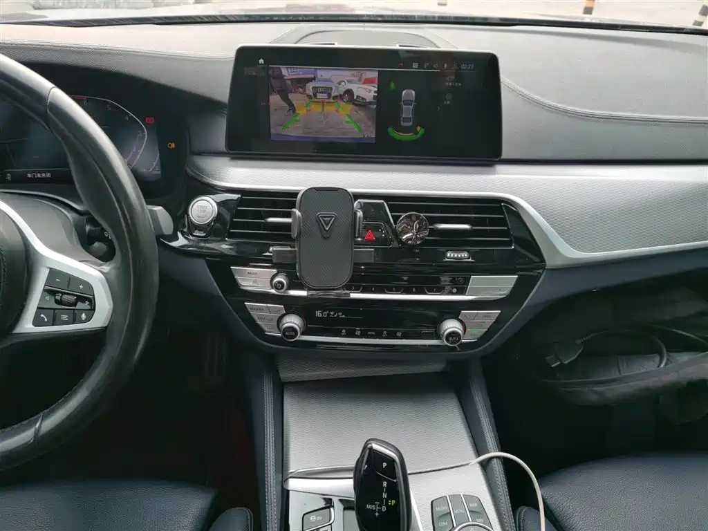 BMW 5 Series 2020 — фото 10