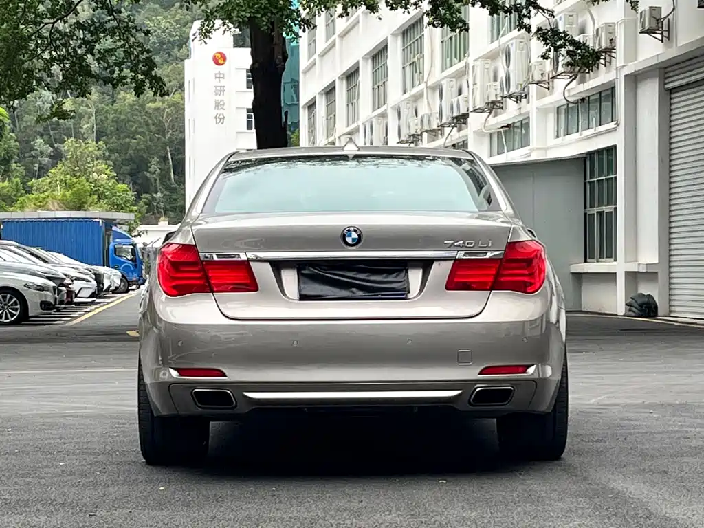 BMW 7 Series 2011 — фото 17