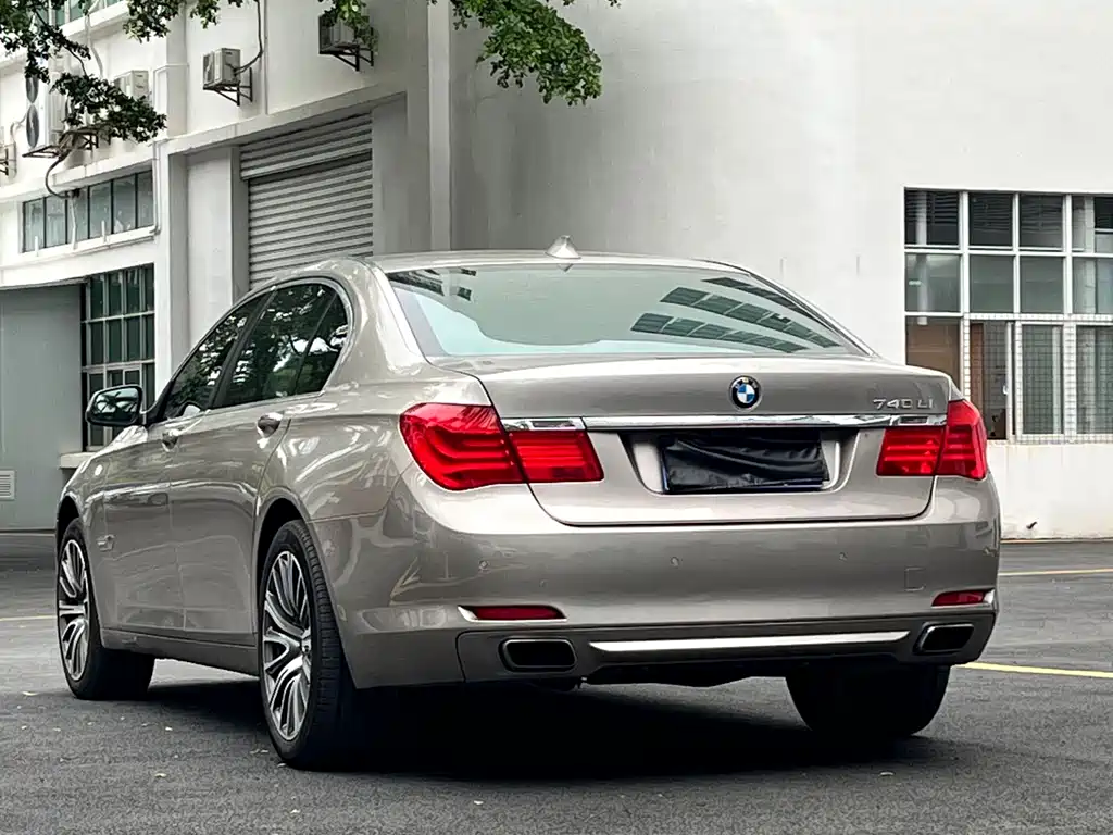 BMW 7 Series 2011 — фото 16