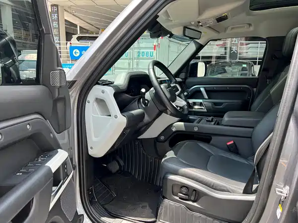 Land Rover Defender 2023