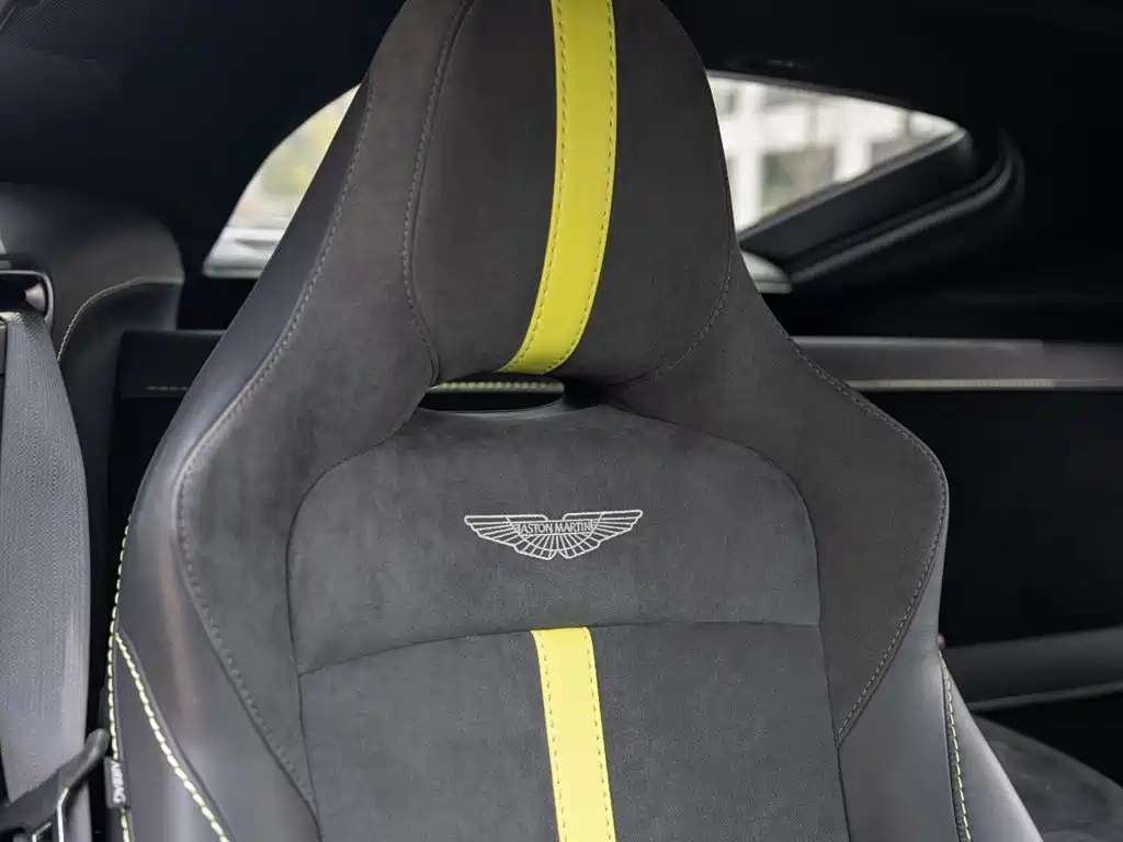 Aston Martin V8 Vantage 2022 — фото 18