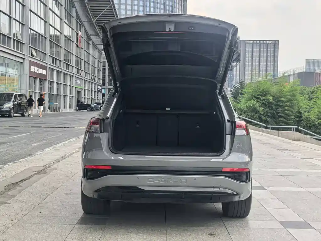 Audi Q4 e-tron 2023 — фото 10