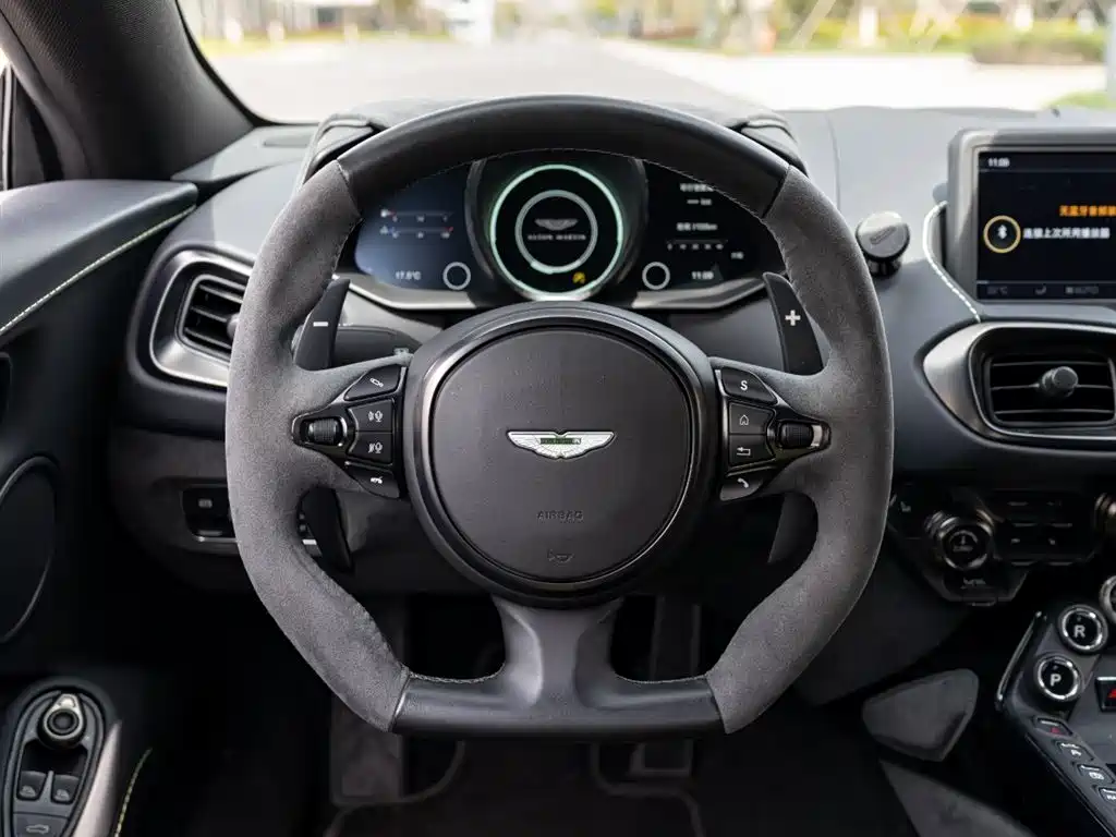 Aston Martin V8 Vantage 2022 — фото 13