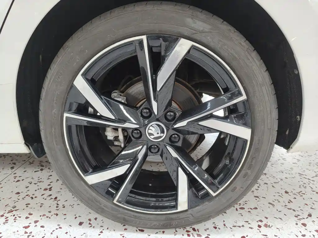 Skoda Octavia 2023 — фото 24