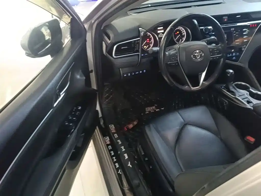 Toyota Camry 2018 — фото 16